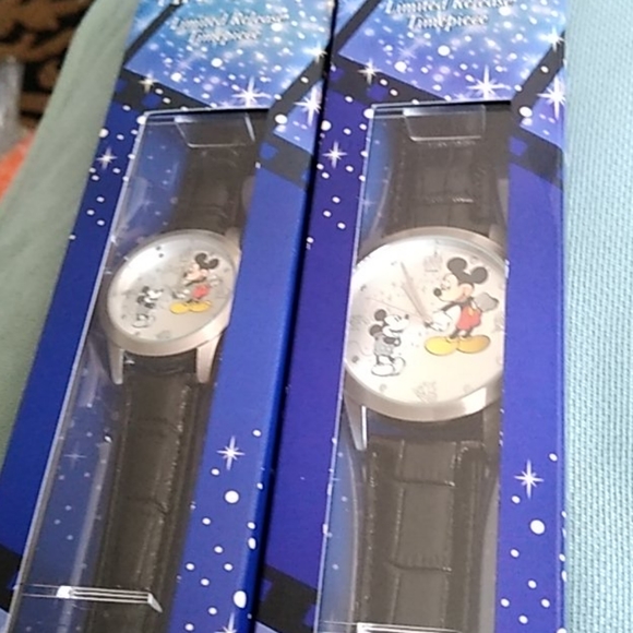 MICKEY THROUGH THE YEARS LADIES WATCH - Picture 4 of 5